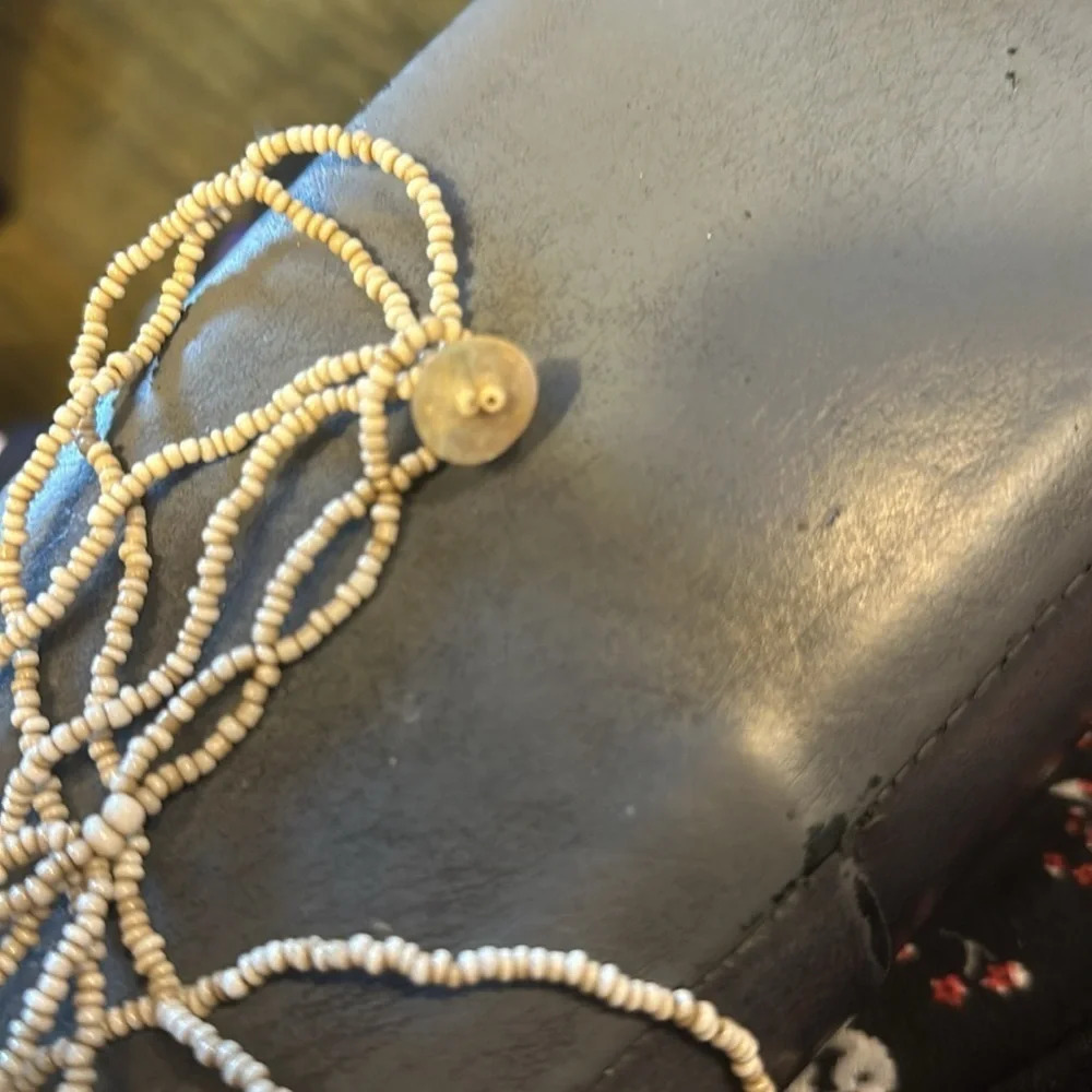 Beautiful Tiny Shell In Alabaster Like Necklace. - image 3